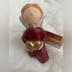 Gilde Angel Figurines and Ornaments. Item no: 28001. Girl kneeling holds heart.